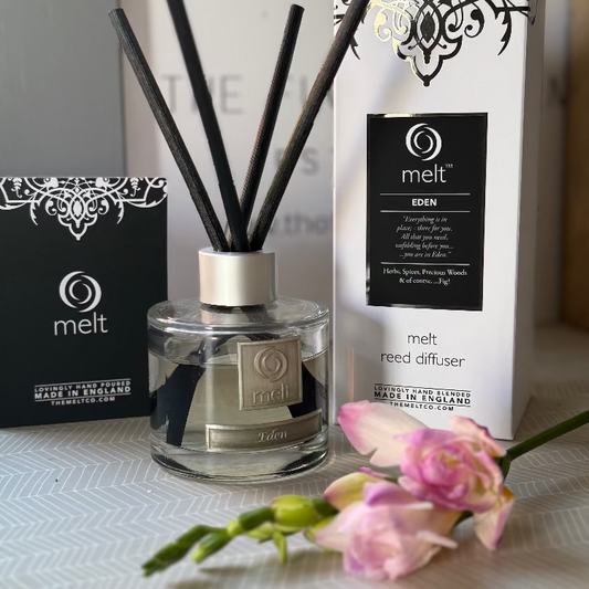 Melt reed diffuser with packaging