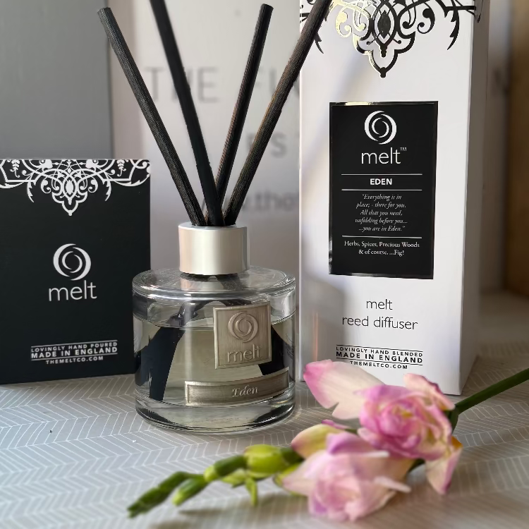 Melt reed diffuser with packaging 